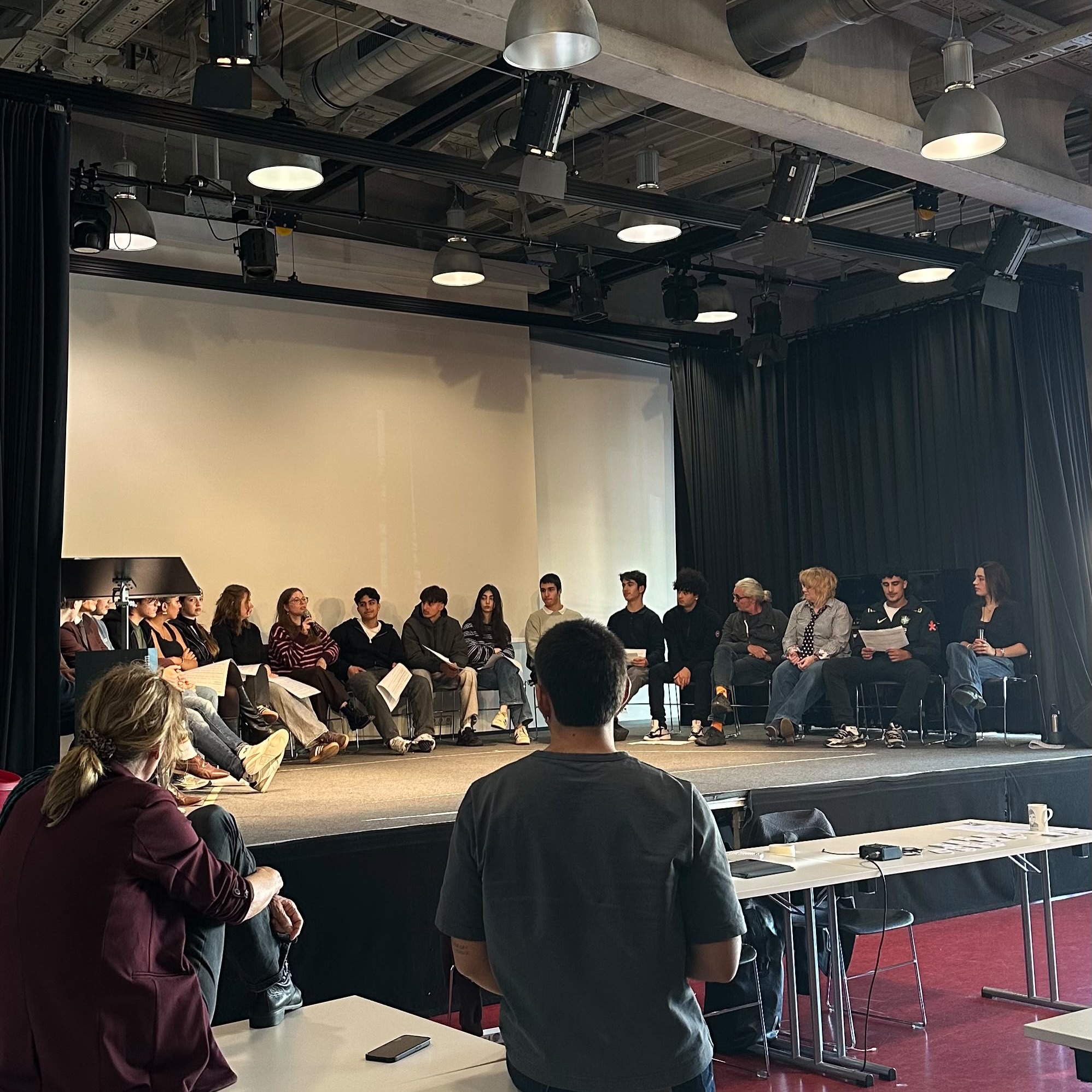 Schülerinnen und Schüler diskutieren beim Projekttag Zukunft Wuppertal