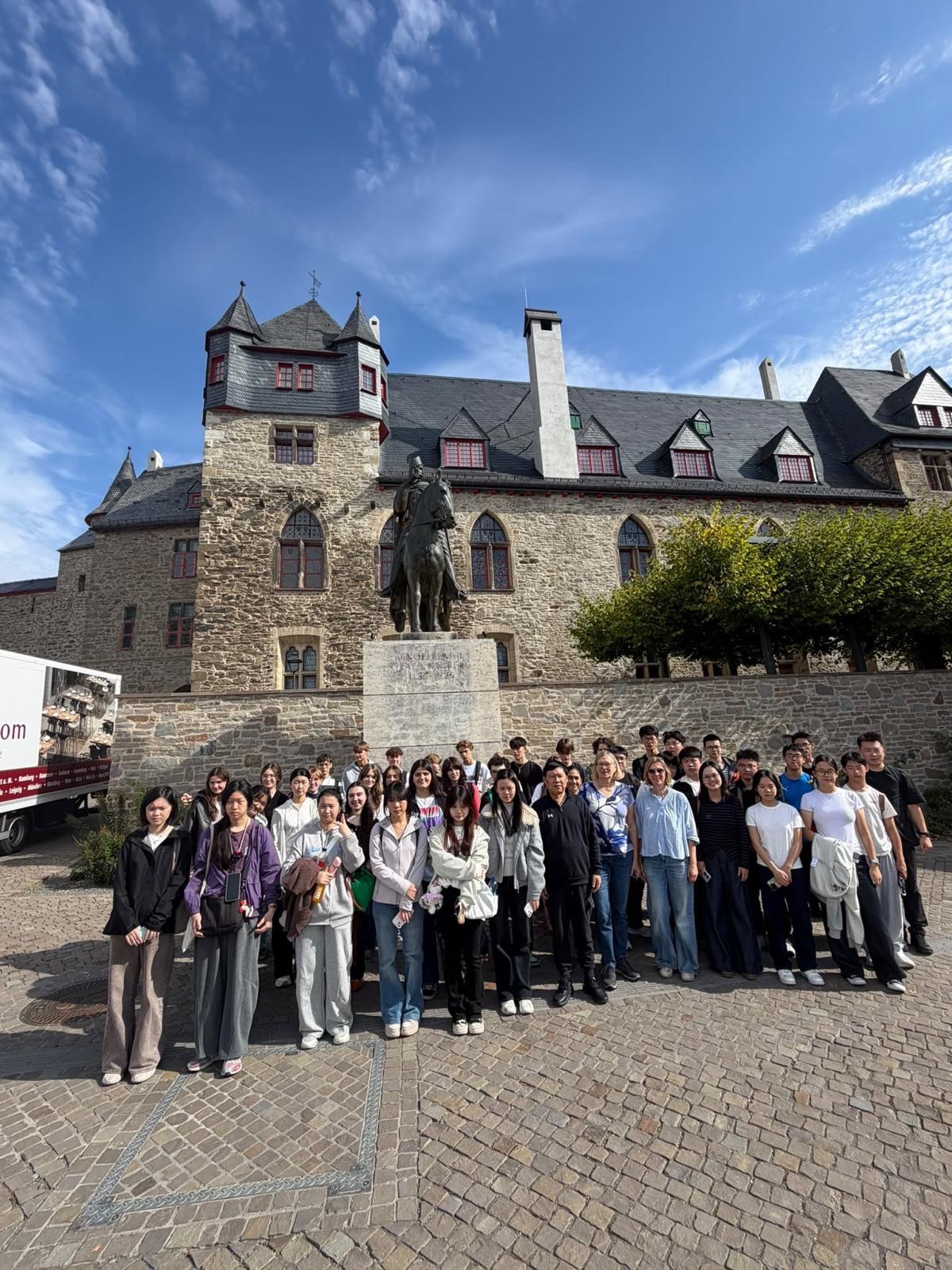 Austauschgruppe vor Schloss Burg