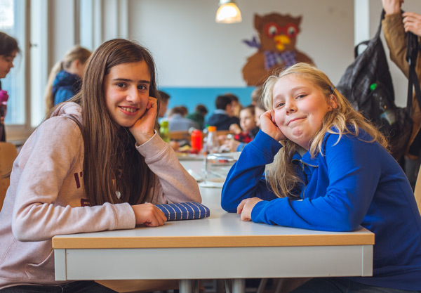 Menschen mit freundlichen Gesichtern